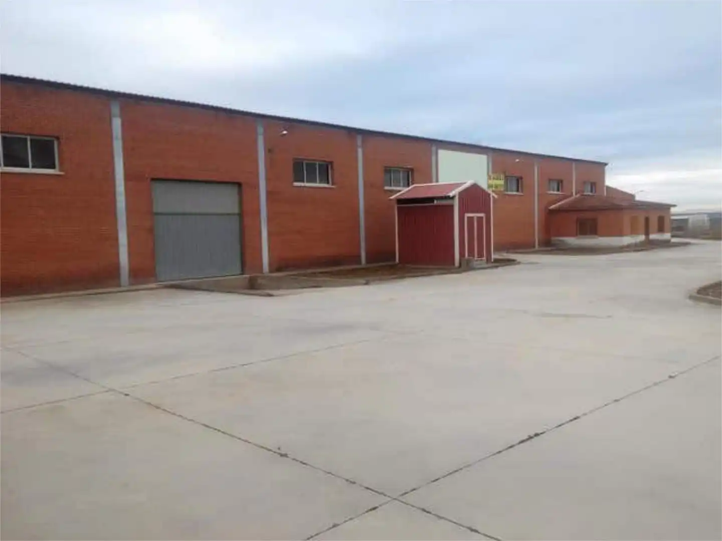 Vista exterior de Nave industrial de alquiler en Esquivias