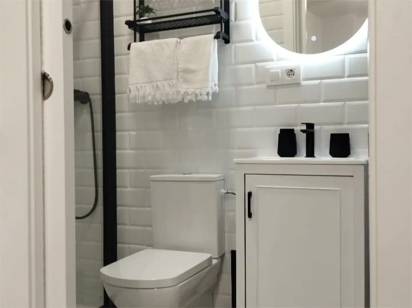 Baño de Estudio de alquiler en Sevilla con Aire acondicionado, Calefacción y Amueblado