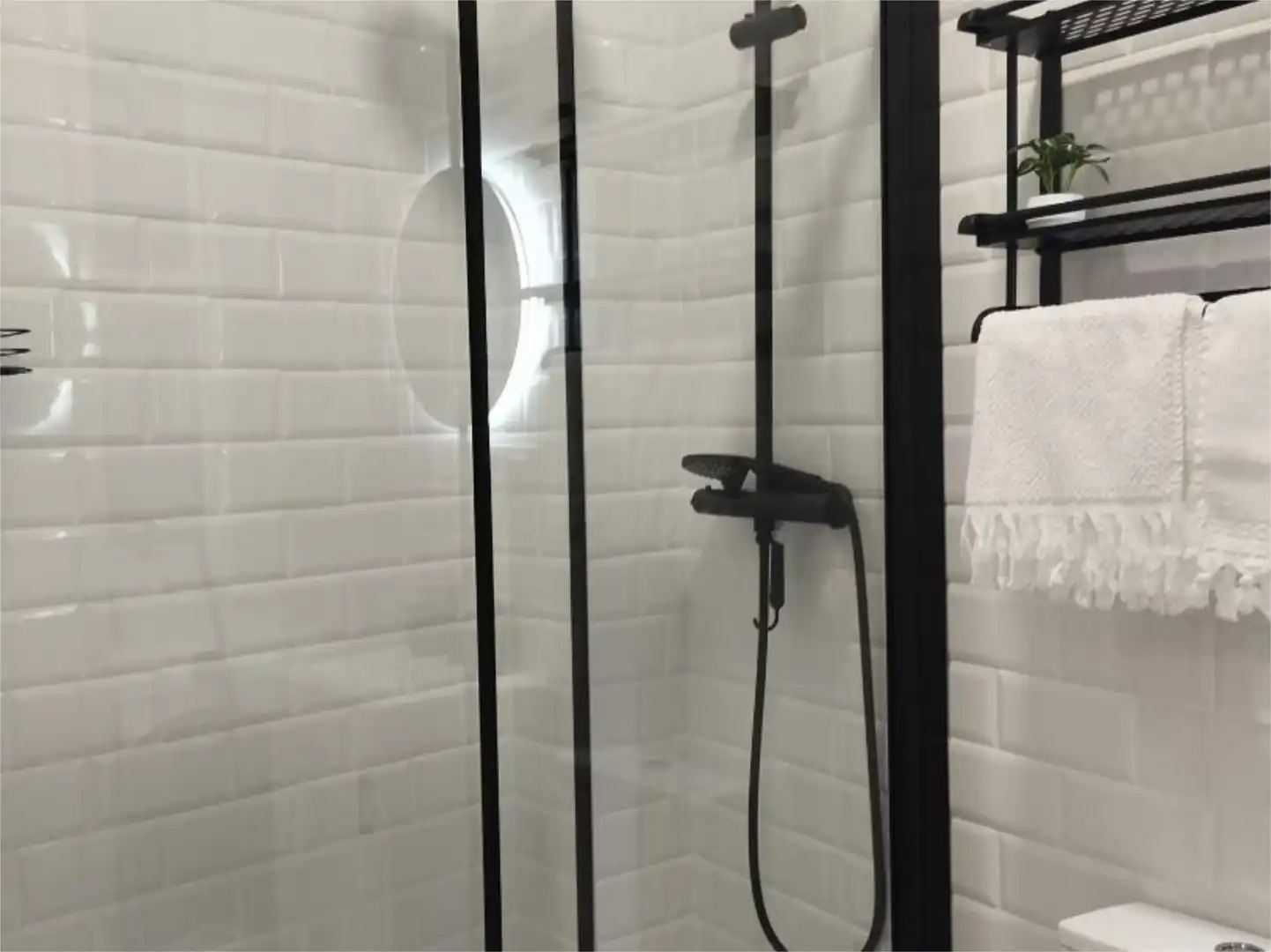 Baño de Estudio de alquiler en Sevilla con Aire acondicionado, Calefacción y Amueblado