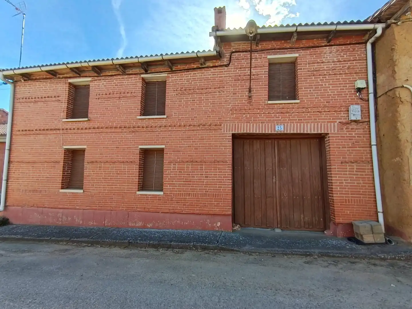 Vista exterior de Finca rústica en venda en Gradefes amb Jardí privat, Terrassa i Traster