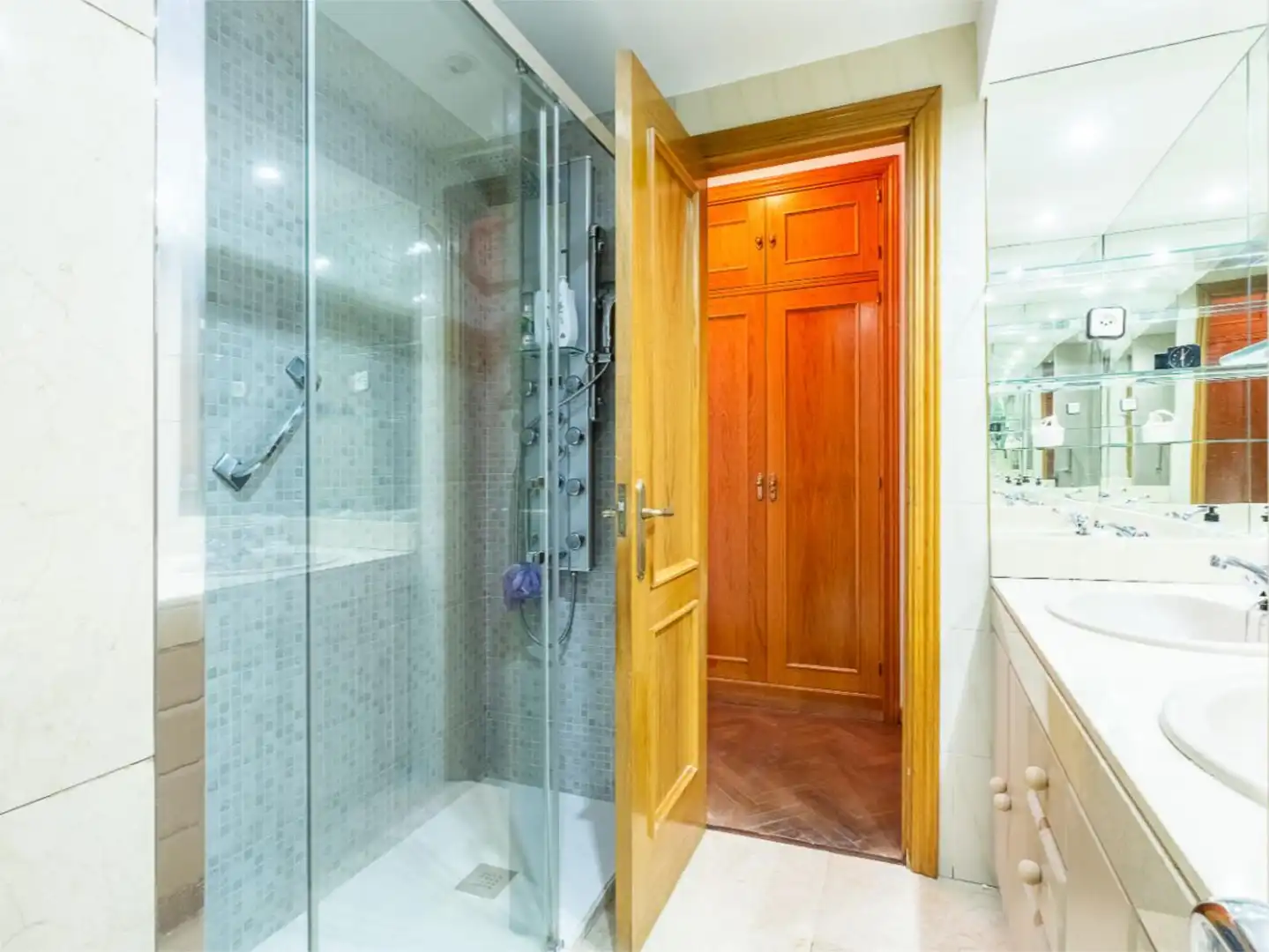 Flat for sale in Calle de Nuria, 93, Mirasierra Bathroom of Flat for sale in Madrid Capital with Terrace, Swimming Pool and Balcony