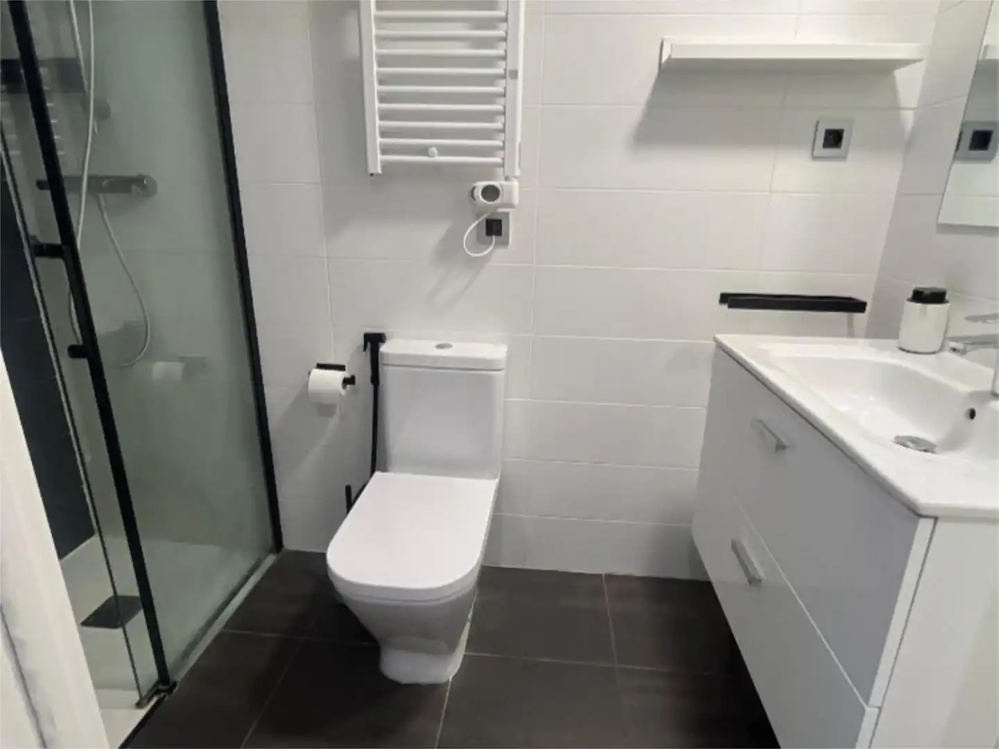Flat for sale in Eixample Bathroom of Flat for sale in Sabadell with Air Conditioner, Terrace and Swimming Pool