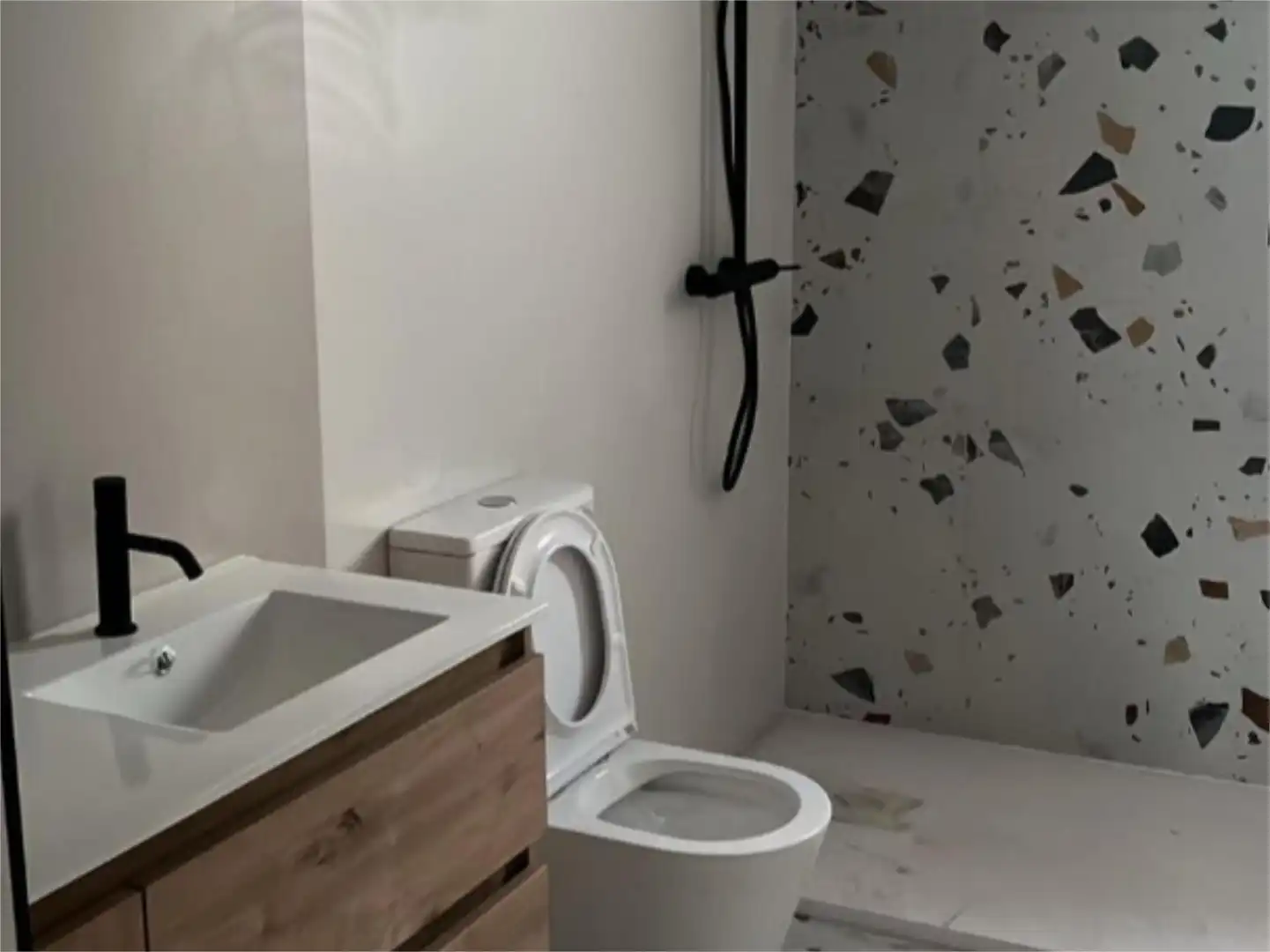 Baño de Piso en venta en Carracedelo con Calefacción, Terraza y Amueblado