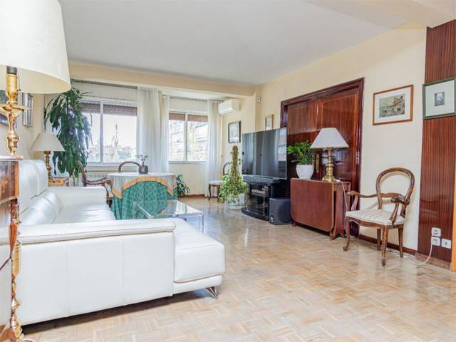 Piso en Venta en Avenida de Bruselas, 54 en Guindalera