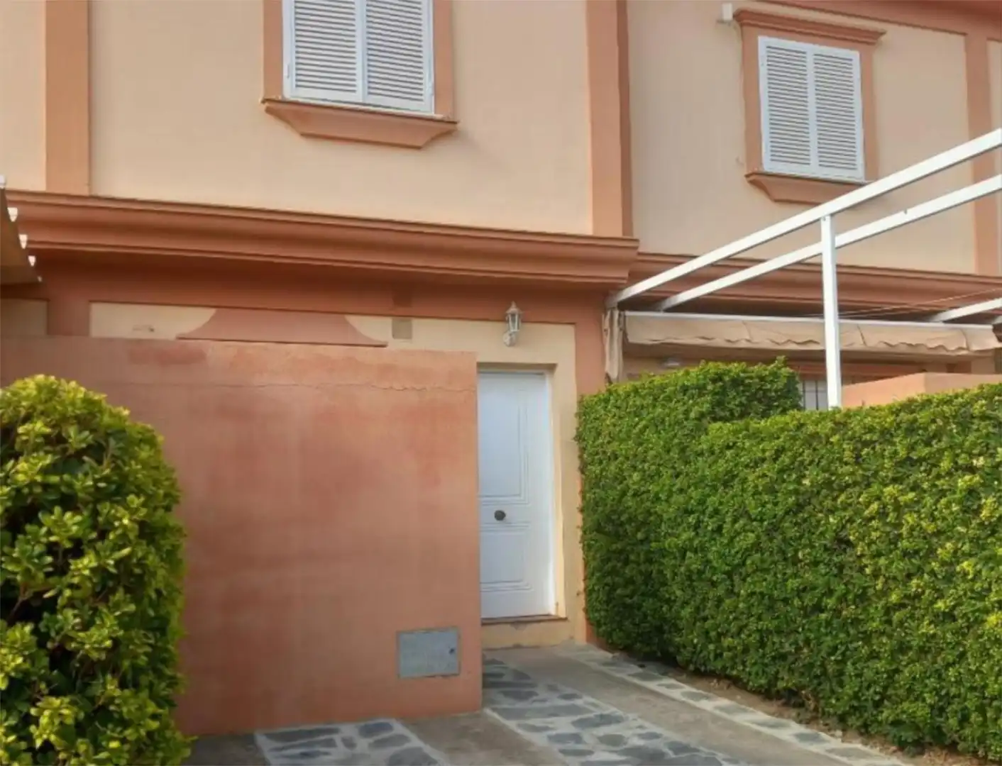 Vista exterior de Casa adosada de lloguer en Chipiona amb Jardí privat, Terrassa i Piscina