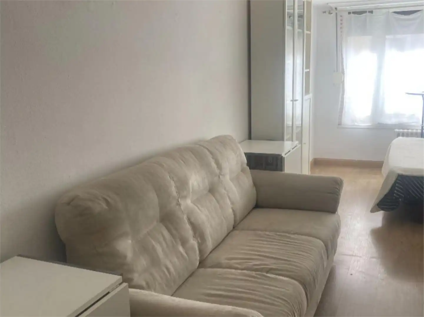 Sala d'estar de Estudi de lloguer en  Zaragoza Capital amb Aire condicionat, Calefacció i Moblat