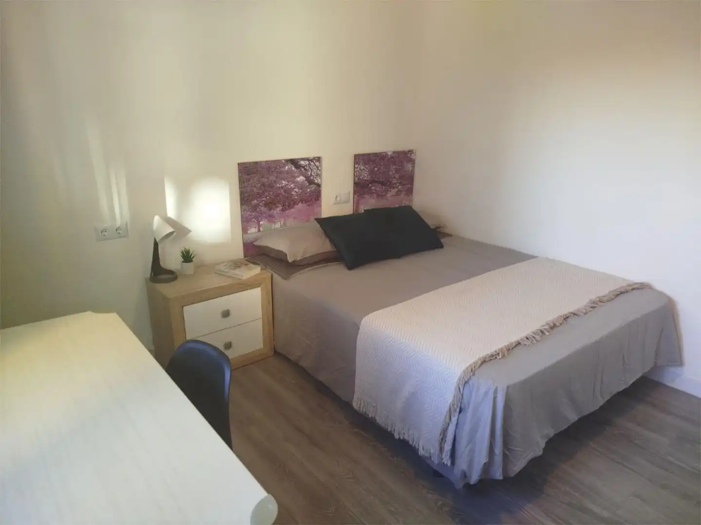 Dormitori de Pis de lloguer en  Granada Capital amb Aire condicionat i Balcó