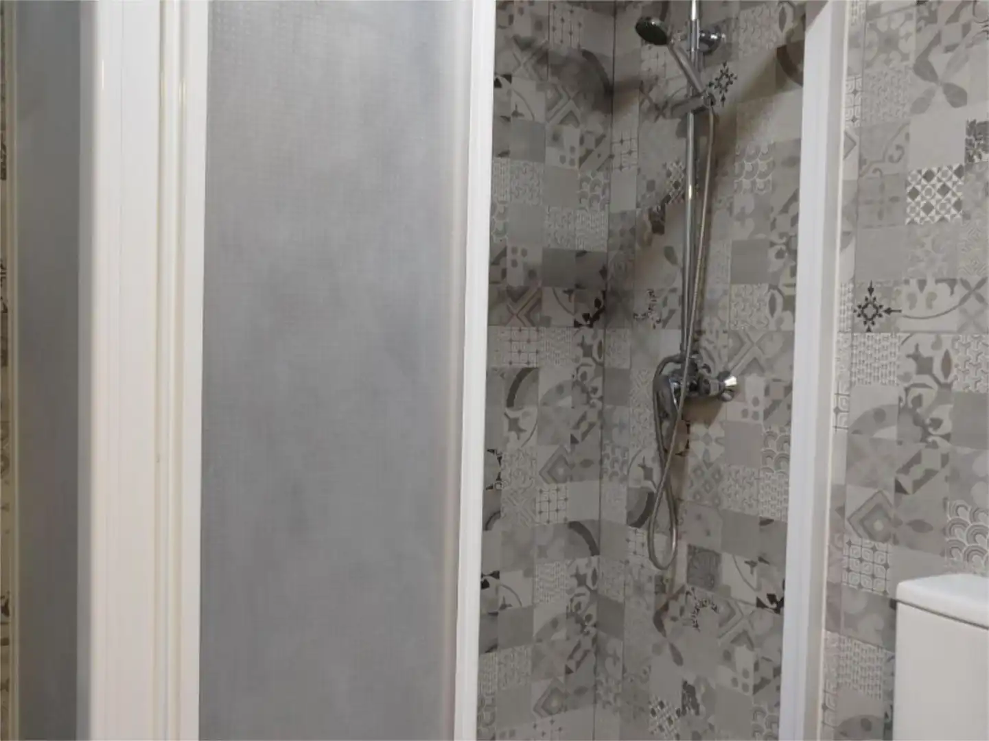 Flat for rent in Calle Periodista Luis de Vicente, 9, Cartuja Bathroom of Flat for rent in Granada with Air Conditioner, Furnished and Balcony
