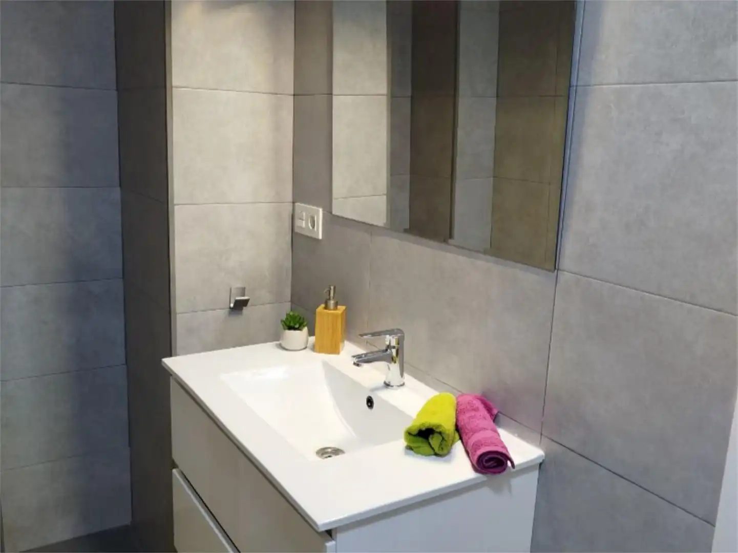 Flat for rent in Calle Periodista Luis de Vicente, 9, Cartuja Bathroom of Flat for rent in Granada with Air Conditioner, Furnished and Balcony