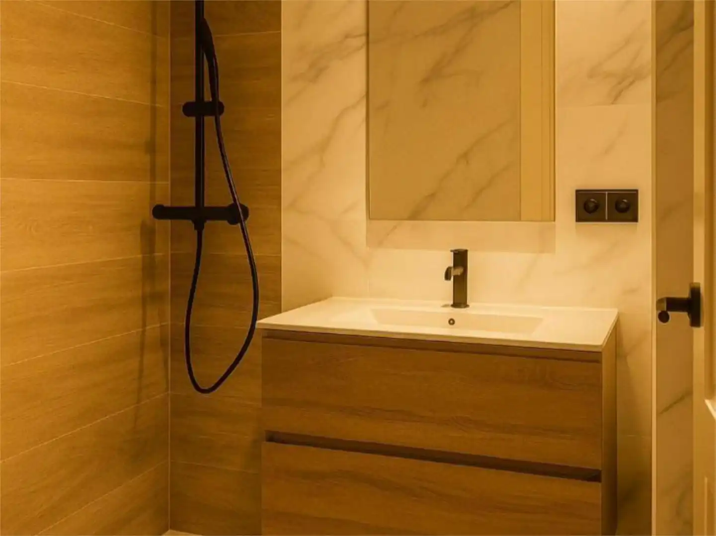 Bathroom of Flat for sale in A Coruña Capital   with Heating, Parquet flooring and Storage room