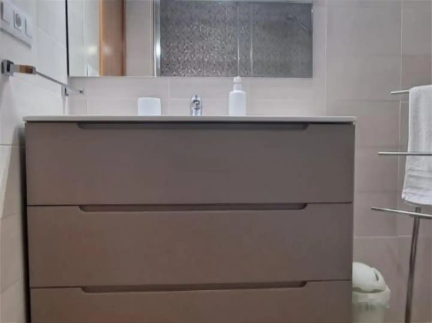 Apartamento de alquiler en Avenida del Decano, 2, Punta Umbría Baño de Apartamento de alquiler en Punta Umbría con Aire acondicionado, Terraza y Piscina