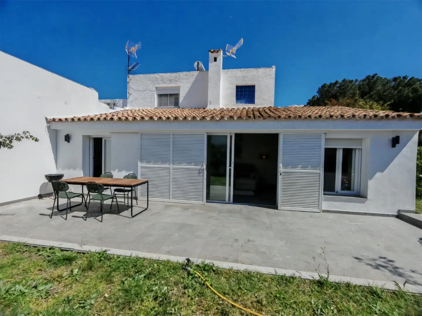 Vista exterior de Casa o chalet de alquiler en Estepona con Aire acondicionado, Calefacción y Jardín privado