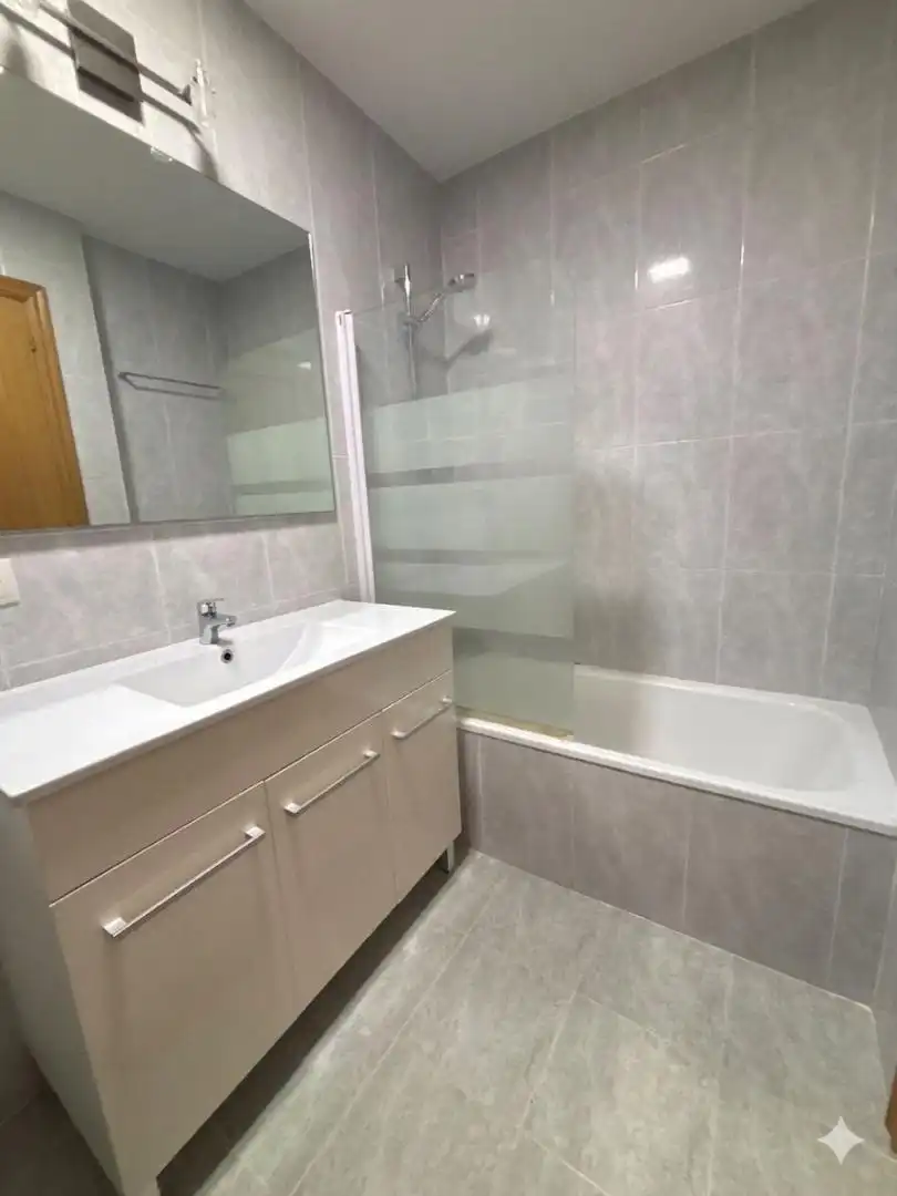 Piso en venta en Calle Trespaderne, 4, San Pedro y San Felices Baño de Piso en venta en Burgos Capital
