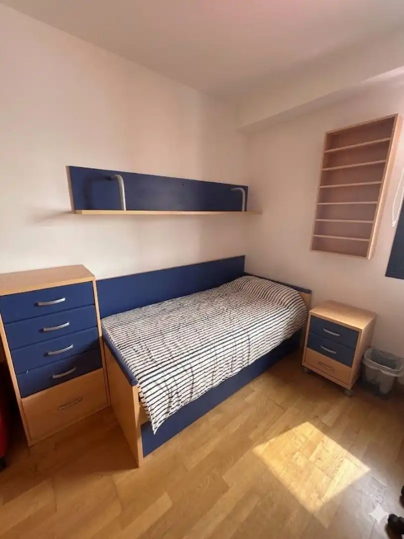 Piso en venta en Calle Trespaderne, 4, San Pedro y San Felices Habitación de Piso en venta en Burgos Capital