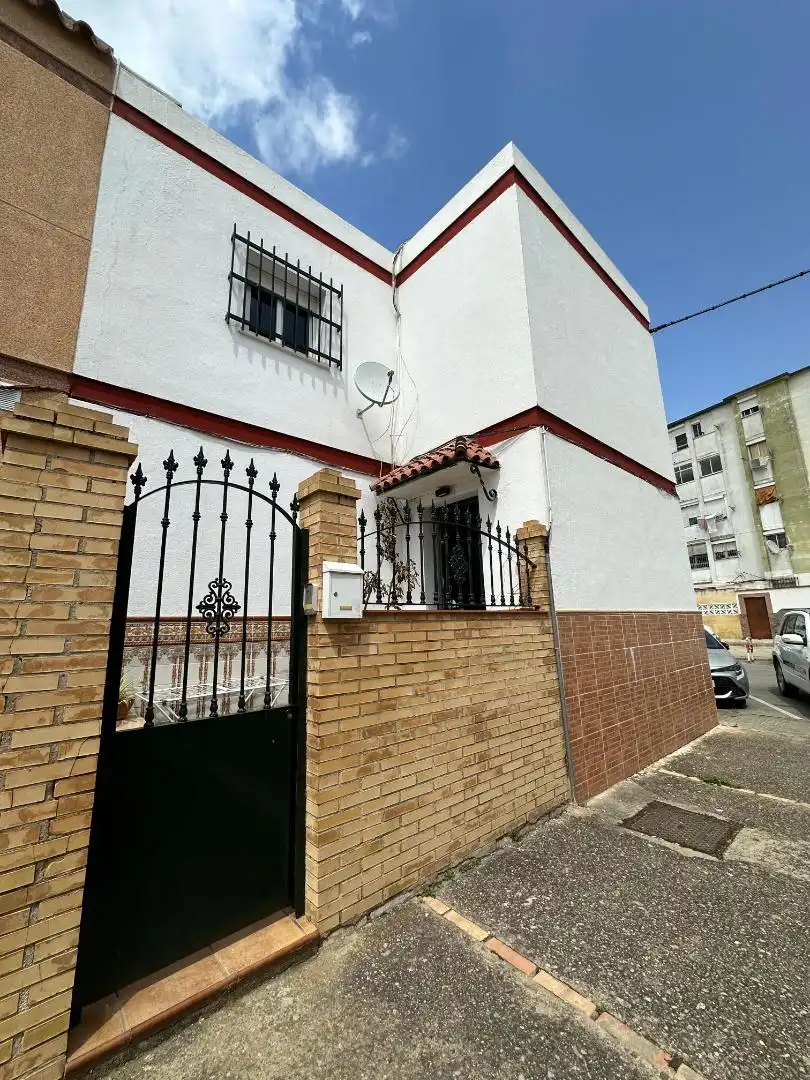 Casa adosada en venda a Lugar Conjunto Liberacion, 105, Puertas del sur - Guadabajaque Vista exterior de Casa adosada en venda en Jerez de la Frontera amb Aire condicionat, Moblat i Videoporter