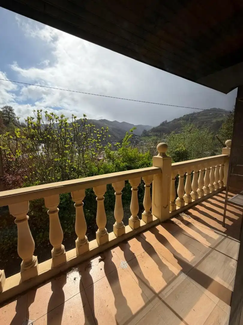 Casa o xalet en venda a Calle Río Silvestre, San Martín del Rey Aurelio Terrassa de Casa o xalet en venda en San Martín del Rey Aurelio amb Calefacció, Jardí privat i Parquet