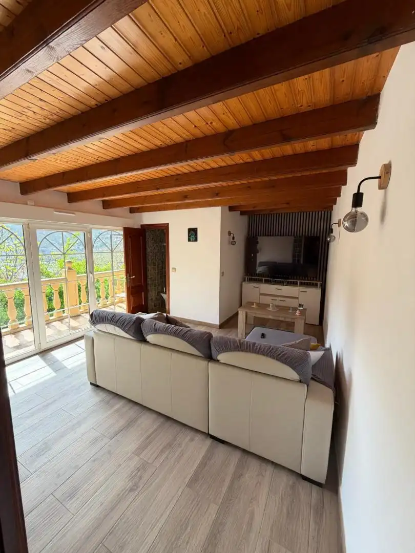 Casa o xalet en venda a Calle Río Silvestre, San Martín del Rey Aurelio Sala d'estar de Casa o xalet en venda en San Martín del Rey Aurelio amb Calefacció, Jardí privat i Parquet