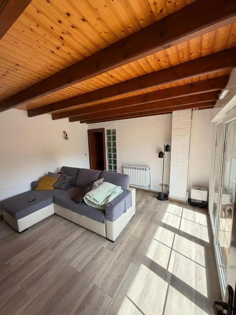 Casa o xalet en venda a Calle Río Silvestre, San Martín del Rey Aurelio Sala d'estar de Casa o xalet en venda en San Martín del Rey Aurelio amb Calefacció, Jardí privat i Parquet