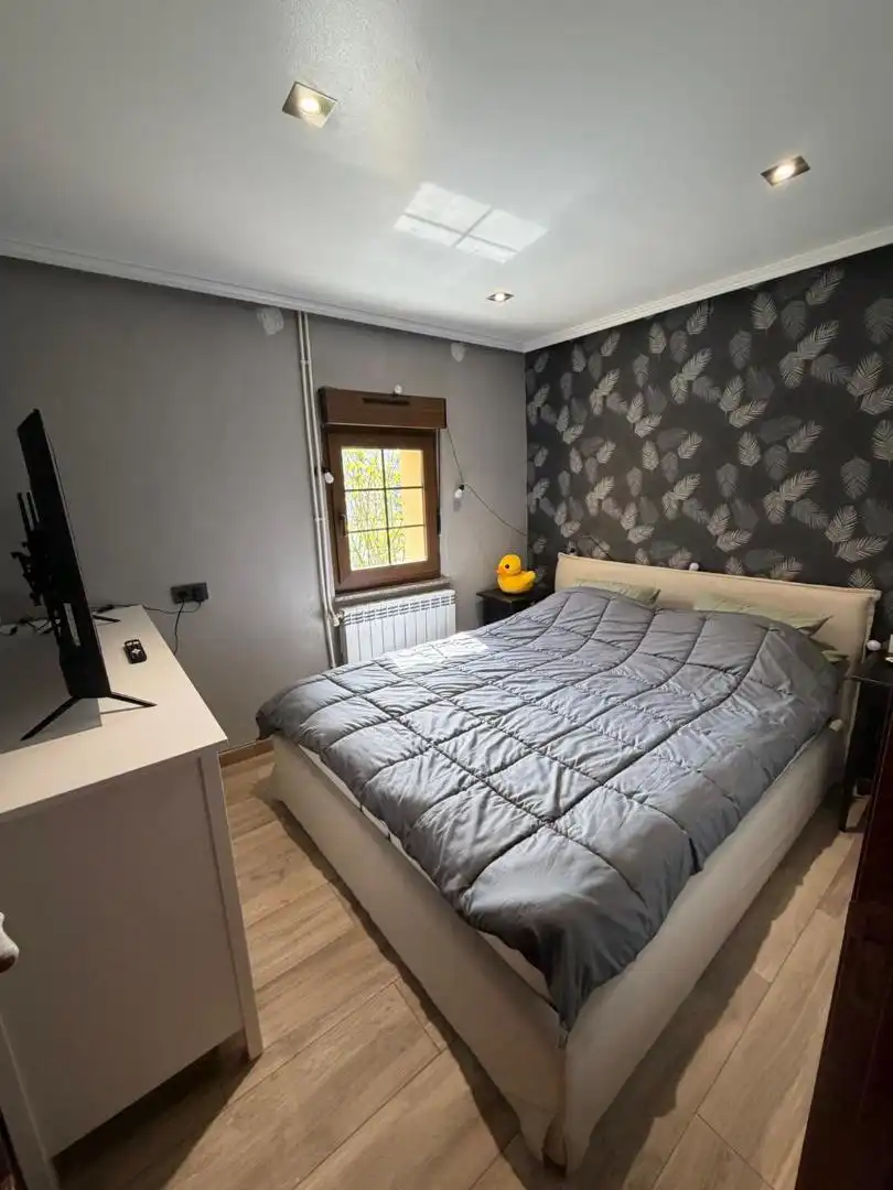 Casa o xalet en venda a Calle Río Silvestre, San Martín del Rey Aurelio Dormitori de Casa o xalet en venda en San Martín del Rey Aurelio amb Calefacció, Jardí privat i Parquet