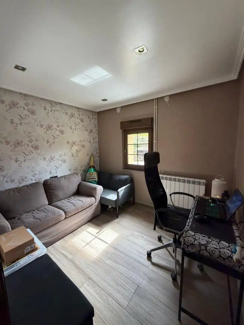 Casa o xalet en venda a Calle Río Silvestre, San Martín del Rey Aurelio Sala d'estar de Casa o xalet en venda en San Martín del Rey Aurelio amb Calefacció, Jardí privat i Parquet