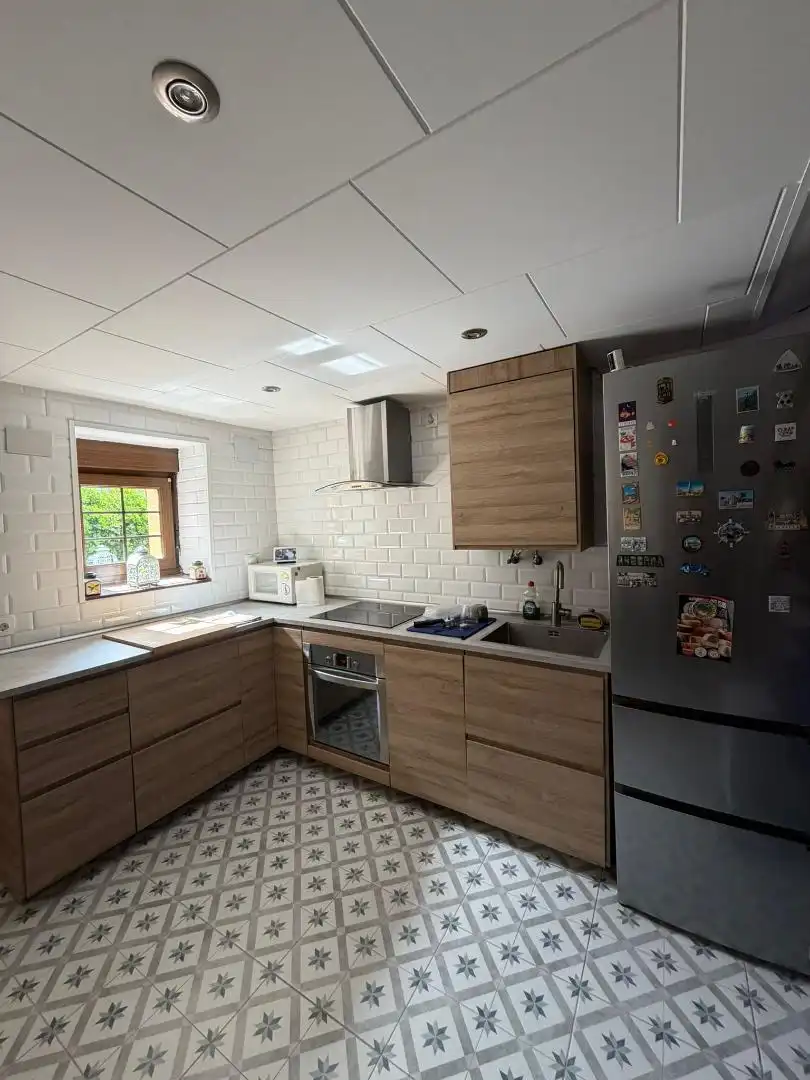 Casa o xalet en venda a Calle Río Silvestre, San Martín del Rey Aurelio Cuina de Casa o xalet en venda en San Martín del Rey Aurelio amb Calefacció, Jardí privat i Parquet