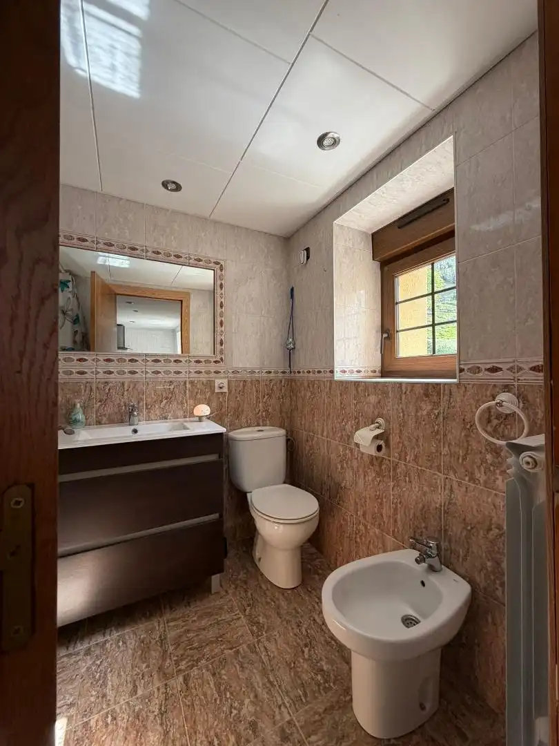 Casa o xalet en venda a Calle Río Silvestre, San Martín del Rey Aurelio Bany de Casa o xalet en venda en San Martín del Rey Aurelio amb Calefacció, Jardí privat i Parquet