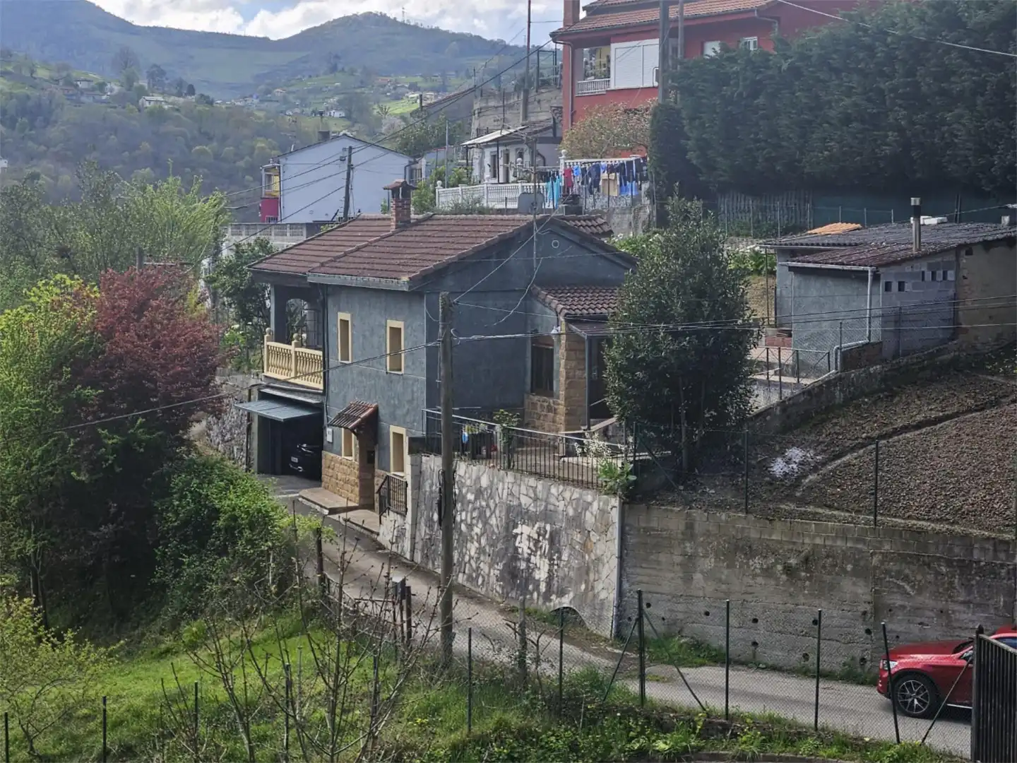 Vista exterior de Casa o xalet en venda en San Martín del Rey Aurelio amb Calefacció, Jardí privat i Parquet