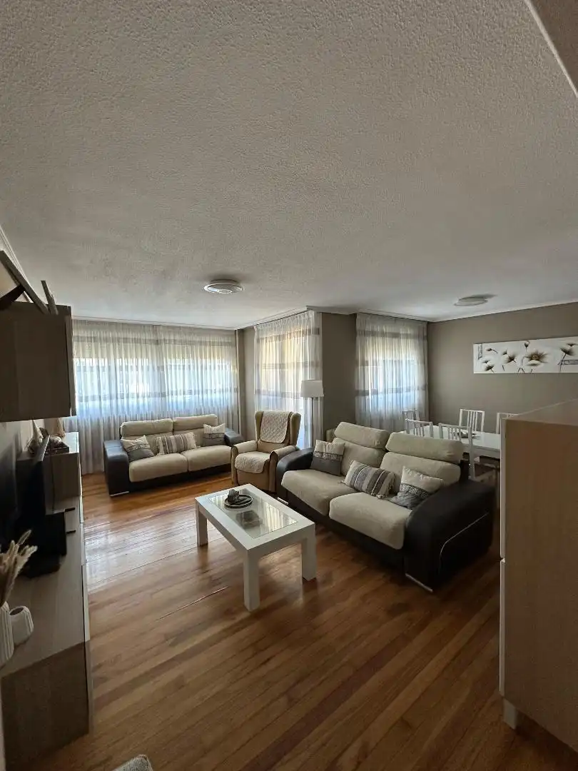 Sala d'estar de Pis en venda en Torrelavega  amb Calefacció, Jardí privat i Parquet