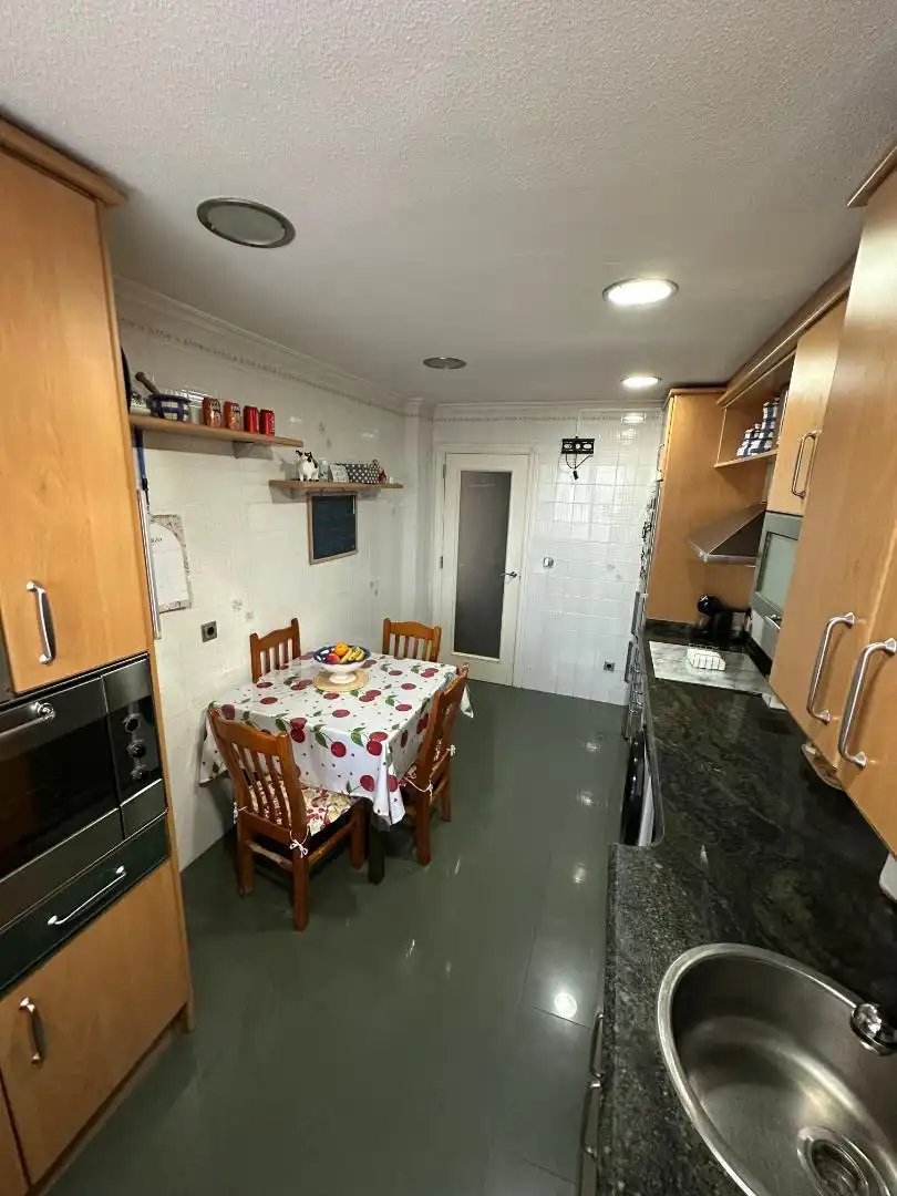 Wohnung zum Verkauf in Avenida Cantabria, 24, Torrelavega Küche von Wohnung zum Verkauf in Torrelavega mit Balkon