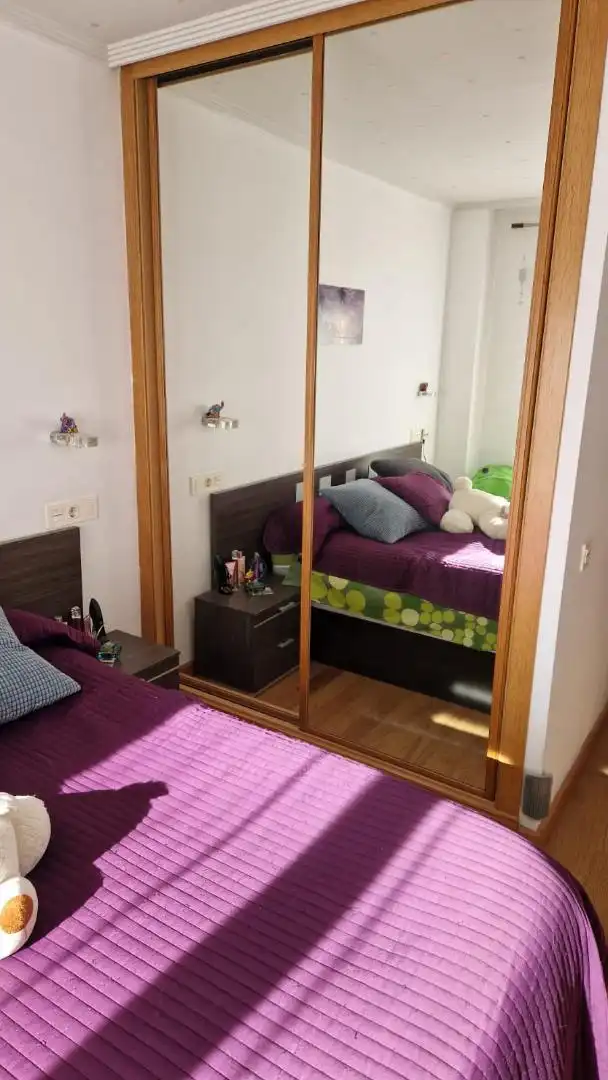 Pis en venda a Calle de Albuquerque, 14, Viesques Dormitori de Pis en venda en Gijón amb Calefacció, Jardí privat i Parquet