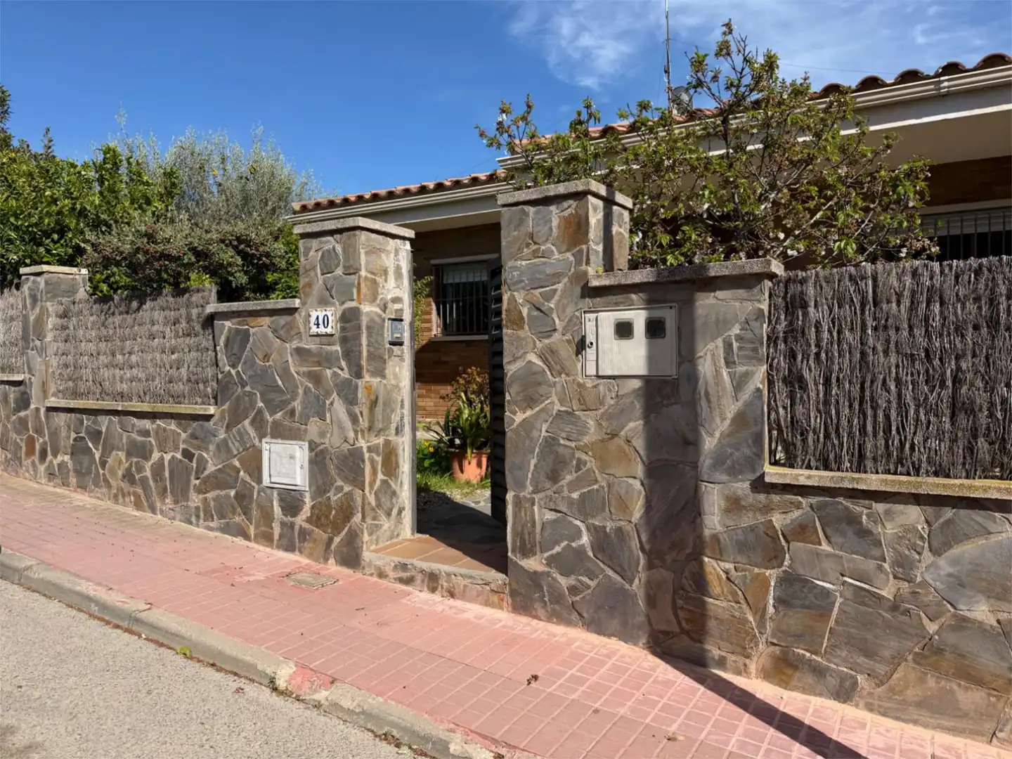 Casa o xalet en venda a Avinguda Sardana L'empordà, 21, Levantina - Montgavina - Quintmar Vista exterior de Casa o xalet en venda en Sitges amb Terrassa
