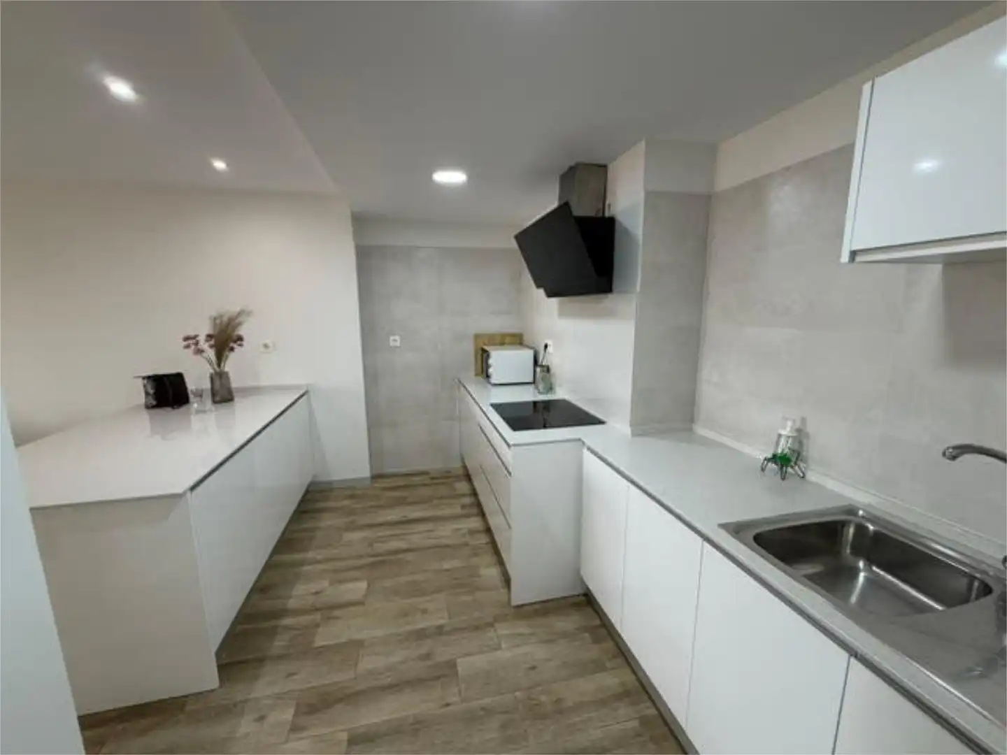 Piso de alquiler en Los Molinos - Villa Blanca Cocina de Piso de alquiler en Almería con Calefacción, Trastero y Amueblado
