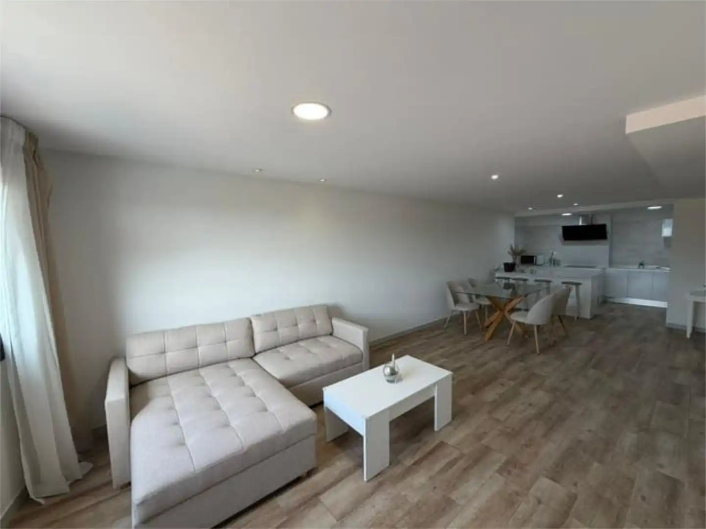 Piso de alquiler en Los Molinos - Villa Blanca Sala de estar de Piso de alquiler en Almería con Calefacción, Trastero y Amueblado