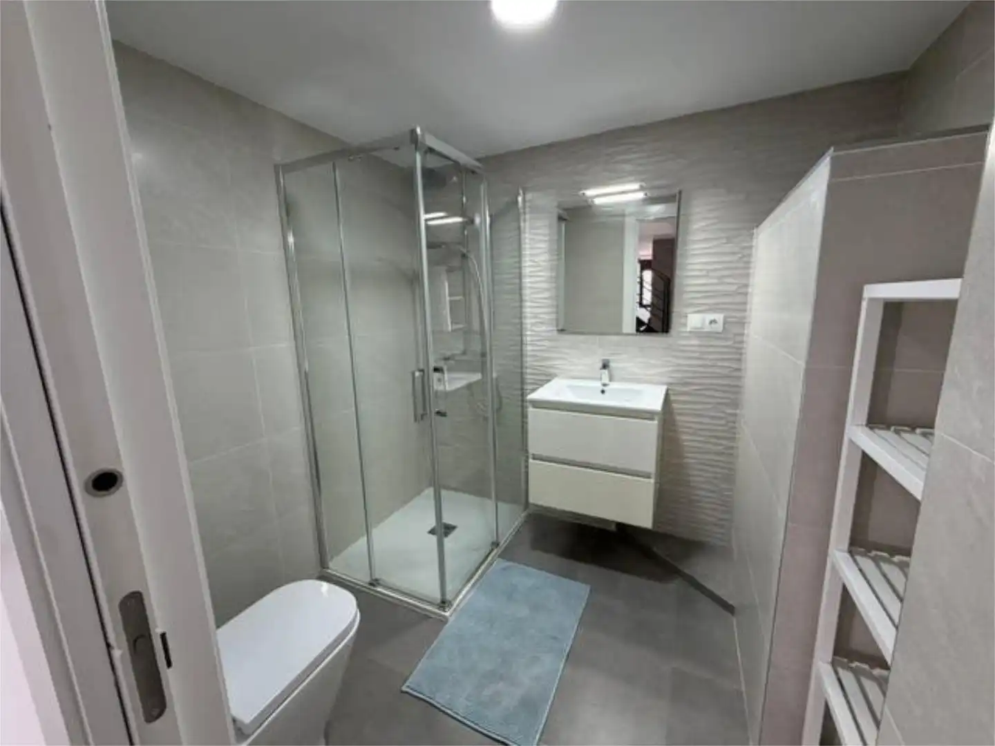 Piso de alquiler en Los Molinos - Villa Blanca Baño de Piso de alquiler en Almería con Calefacción, Trastero y Amueblado