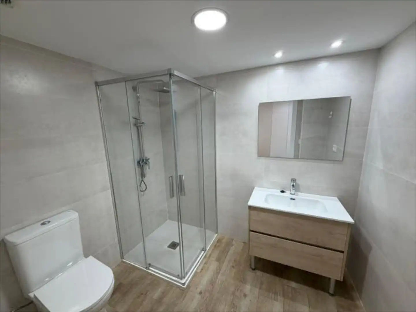 Piso de alquiler en Los Molinos - Villa Blanca Baño de Piso de alquiler en Almería con Calefacción, Trastero y Amueblado