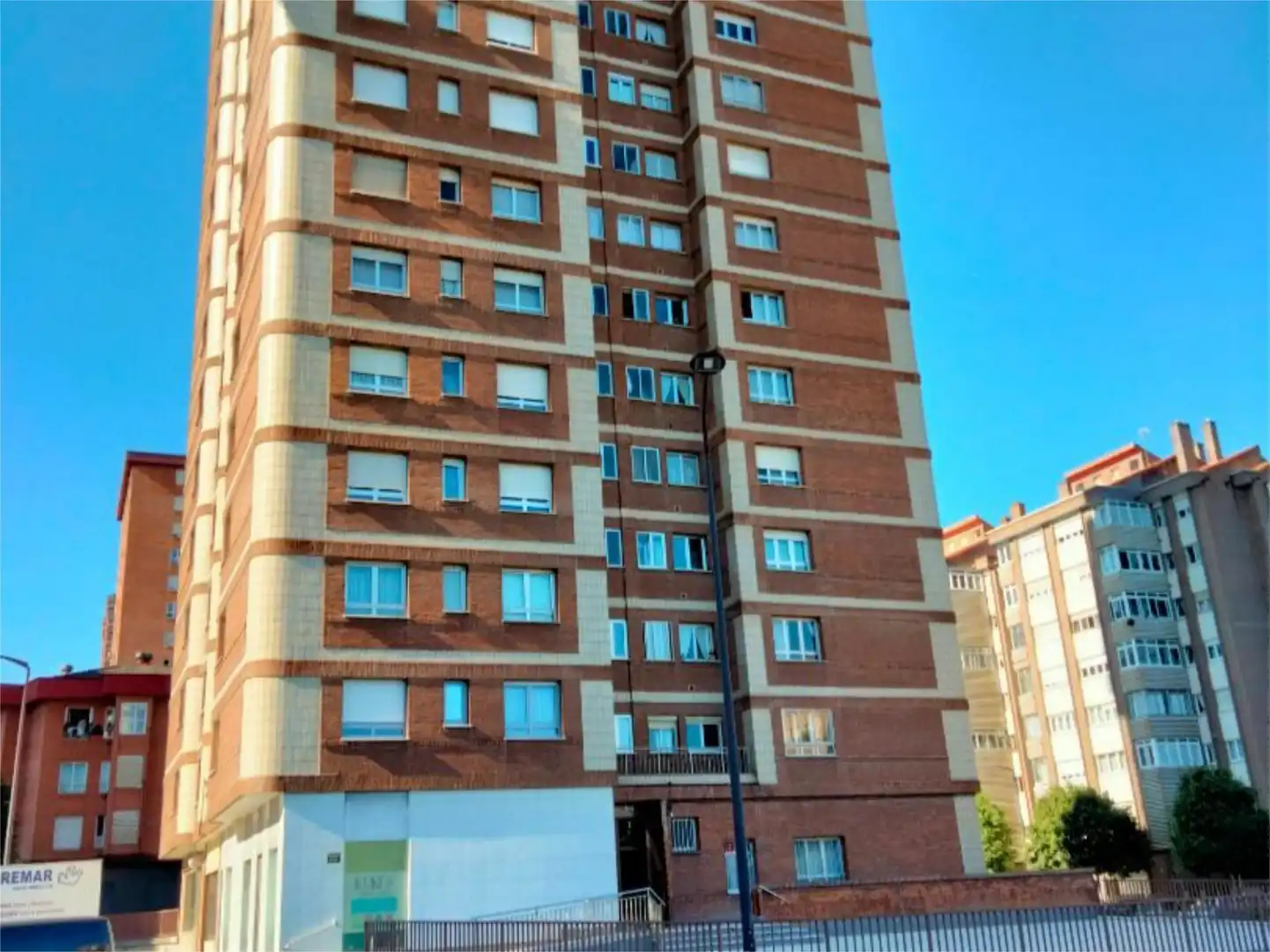 Pis en venda a Calle Puerto de Somiedo, 2, El Polígono Vista exterior de Pis en venda en Gijón amb Calefacció, Parquet i Traster