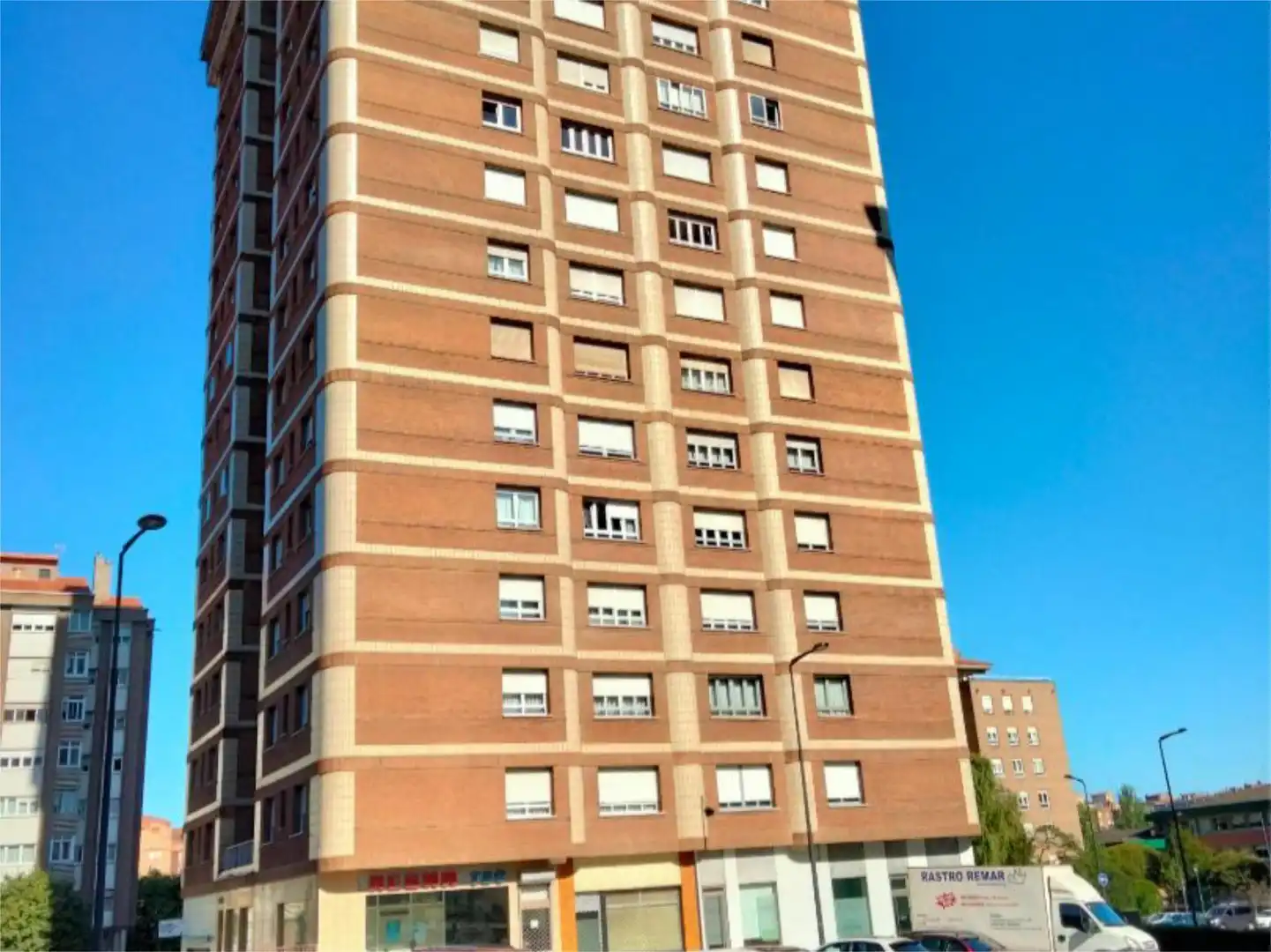 Pis en venda a Calle Puerto de Somiedo, 2, El Polígono Vista exterior de Pis en venda en Gijón amb Calefacció, Parquet i Traster