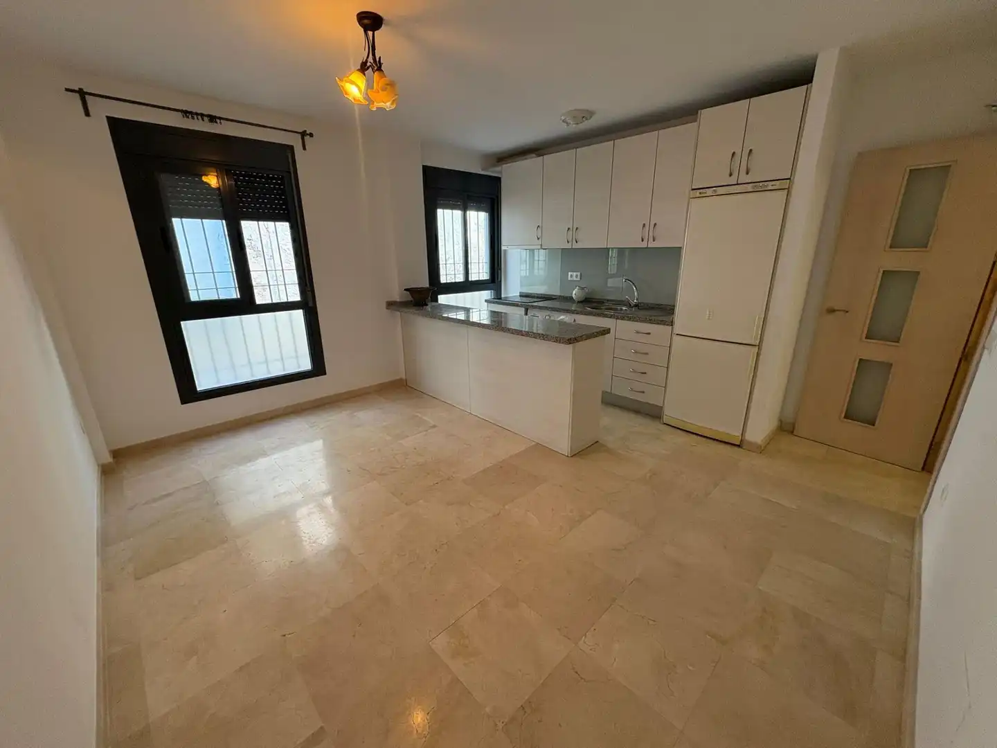 Küche von Wohnung zur Miete in Guaro mit Terrasse, Abstellraum und Gemeinschaftsparkplatz