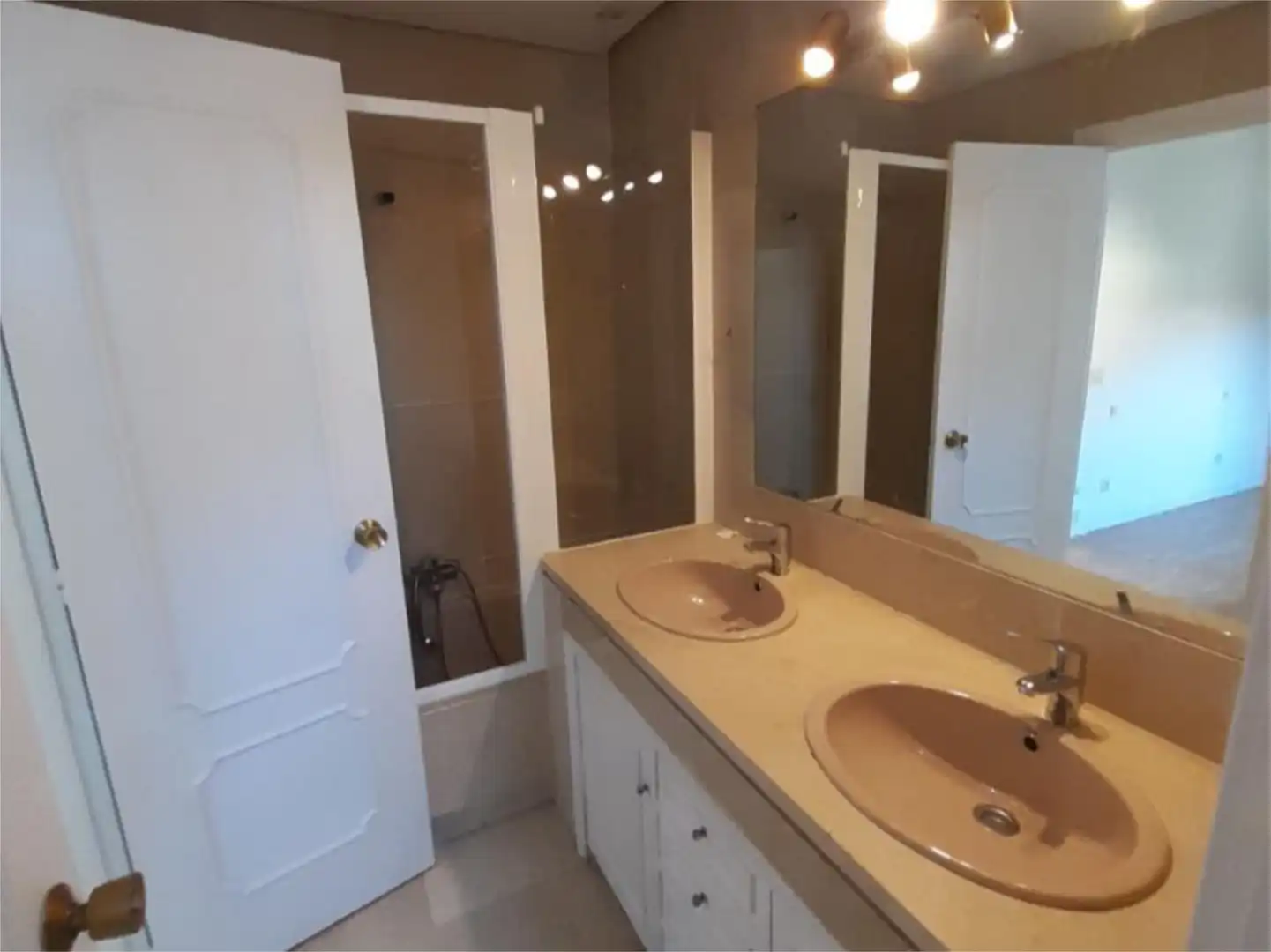 Casa o chalet de alquiler en Calle de Cuesta Blanca, 43, El Soto de la Moraleja Baño de Casa o chalet de alquiler en La Moraleja con Aire acondicionado, Calefacción y Jardín privado