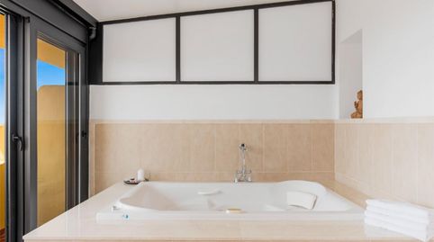 Foto 2 de Dúplex en venda a Calle Alpandeire, 11, La Concha - Resina Golf, Estepona