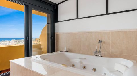 Foto 3 de Dúplex en venda a Calle Alpandeire, 11, La Concha - Resina Golf, Estepona