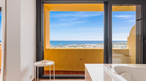 Foto 4 de Dúplex en venda a Calle Alpandeire, 11, La Concha - Resina Golf, Estepona