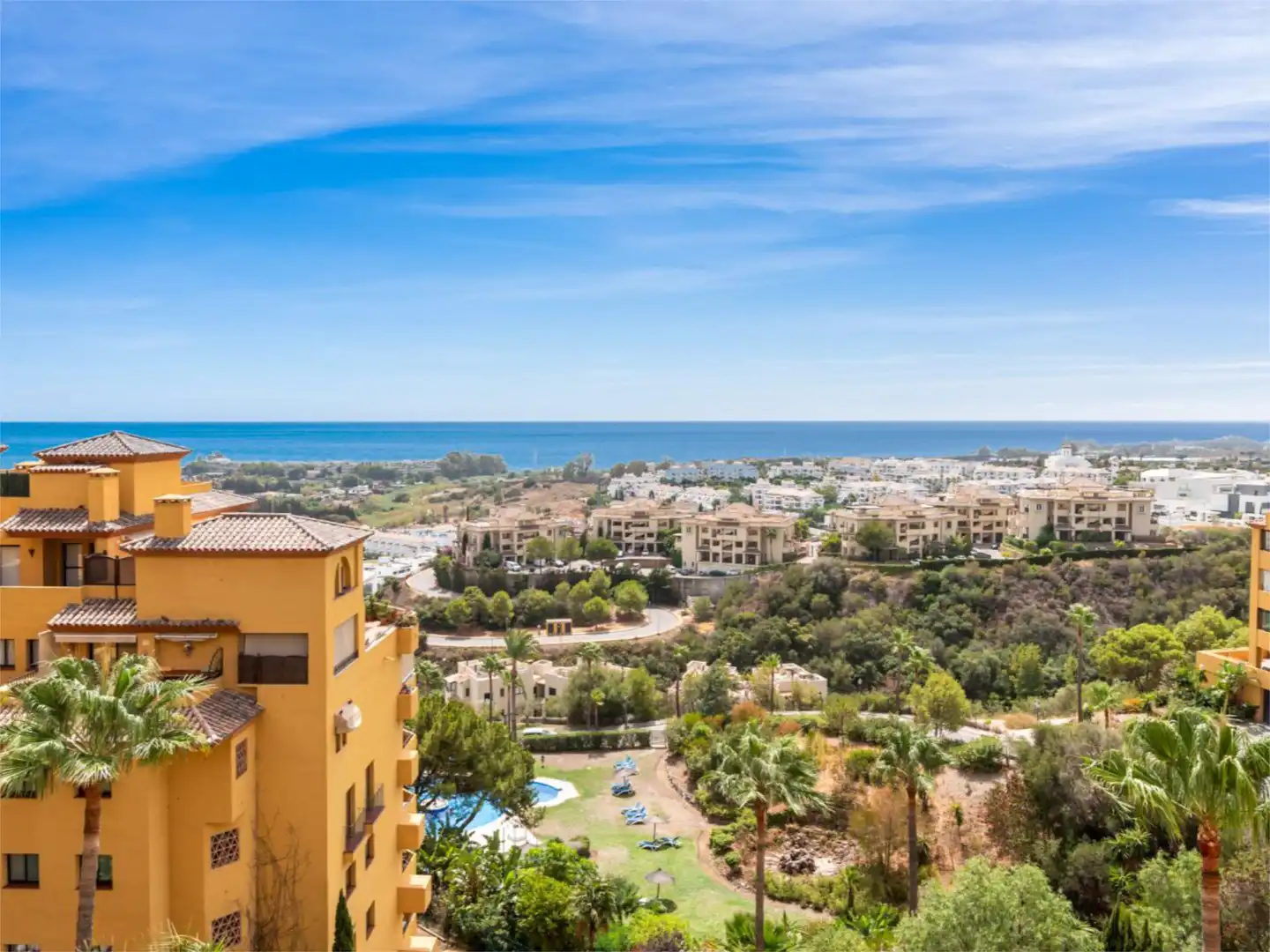 Dúplex en venda a Calle Alpandeire, 11, La Concha - Resina Golf Vista exterior de Dúplex en venda en Estepona amb Aire condicionat, Calefacció i Terrassa