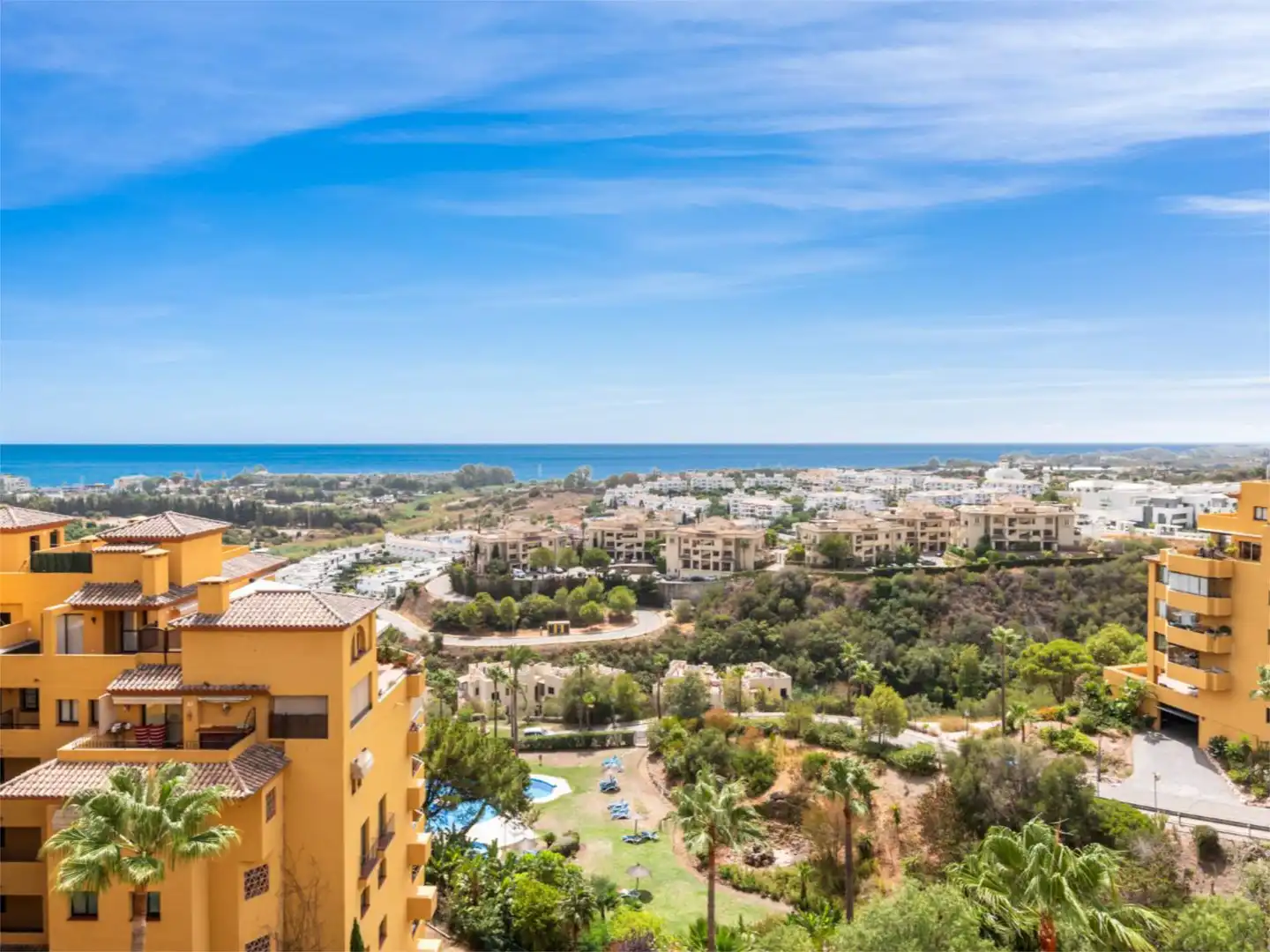 Dúplex en venda a Calle Alpandeire, 11, La Concha - Resina Golf Vista exterior de Dúplex en venda en Estepona amb Aire condicionat, Calefacció i Terrassa