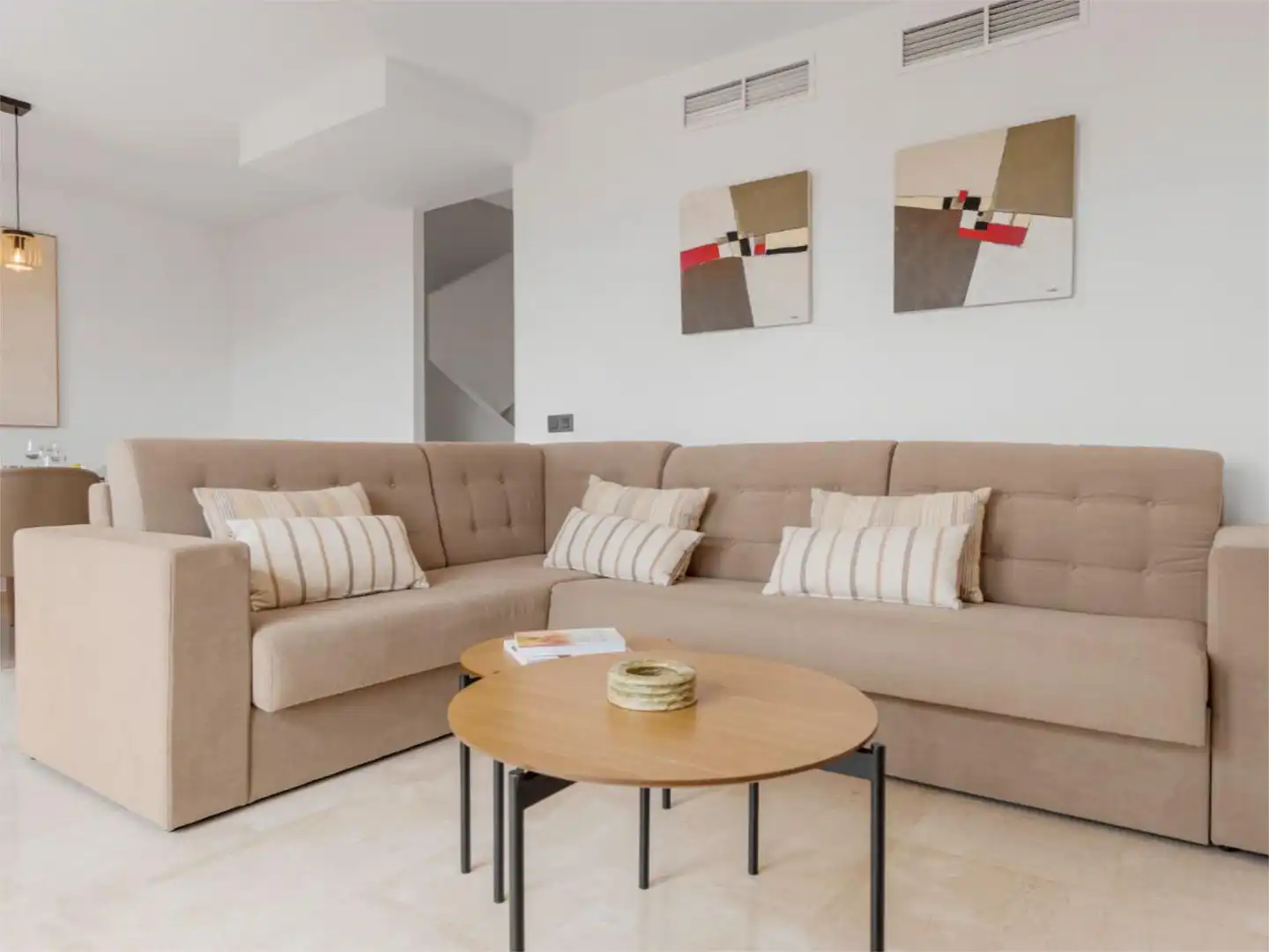 Dúplex en venda a Calle Alpandeire, 11, La Concha - Resina Golf Sala d'estar de Dúplex en venda en Estepona amb Aire condicionat, Calefacció i Terrassa