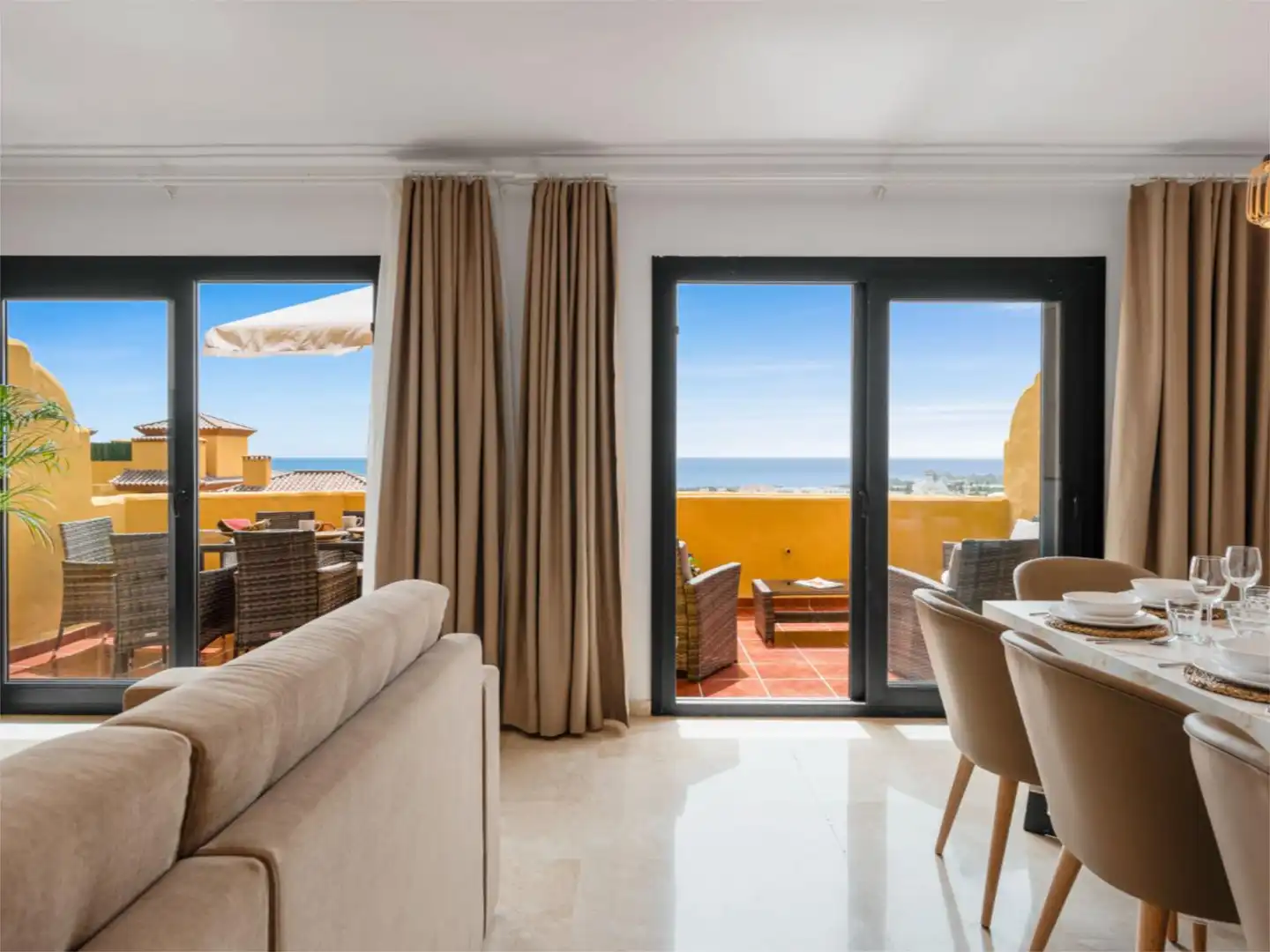 Dúplex en venda a Calle Alpandeire, 11, La Concha - Resina Golf Vista exterior de Dúplex en venda en Estepona amb Aire condicionat, Calefacció i Terrassa