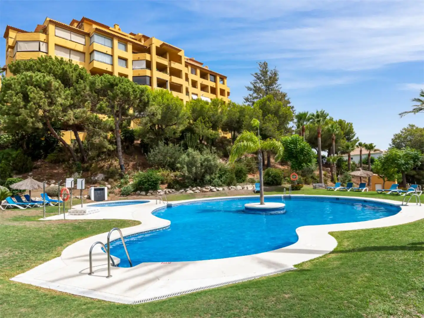 Dúplex en venda a Calle Alpandeire, 11, La Concha - Resina Golf Piscina de Dúplex en venda en Estepona amb Aire condicionat, Calefacció i Terrassa