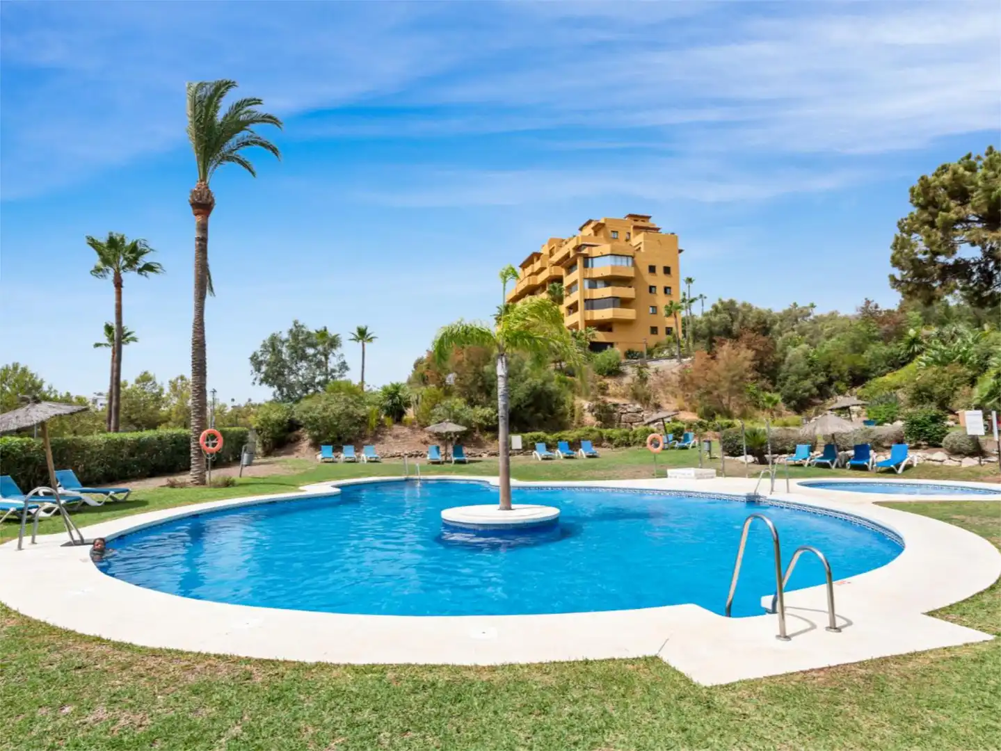 Dúplex en venda a Calle Alpandeire, 11, La Concha - Resina Golf Jardí de Dúplex en venda en Estepona amb Aire condicionat, Calefacció i Terrassa
