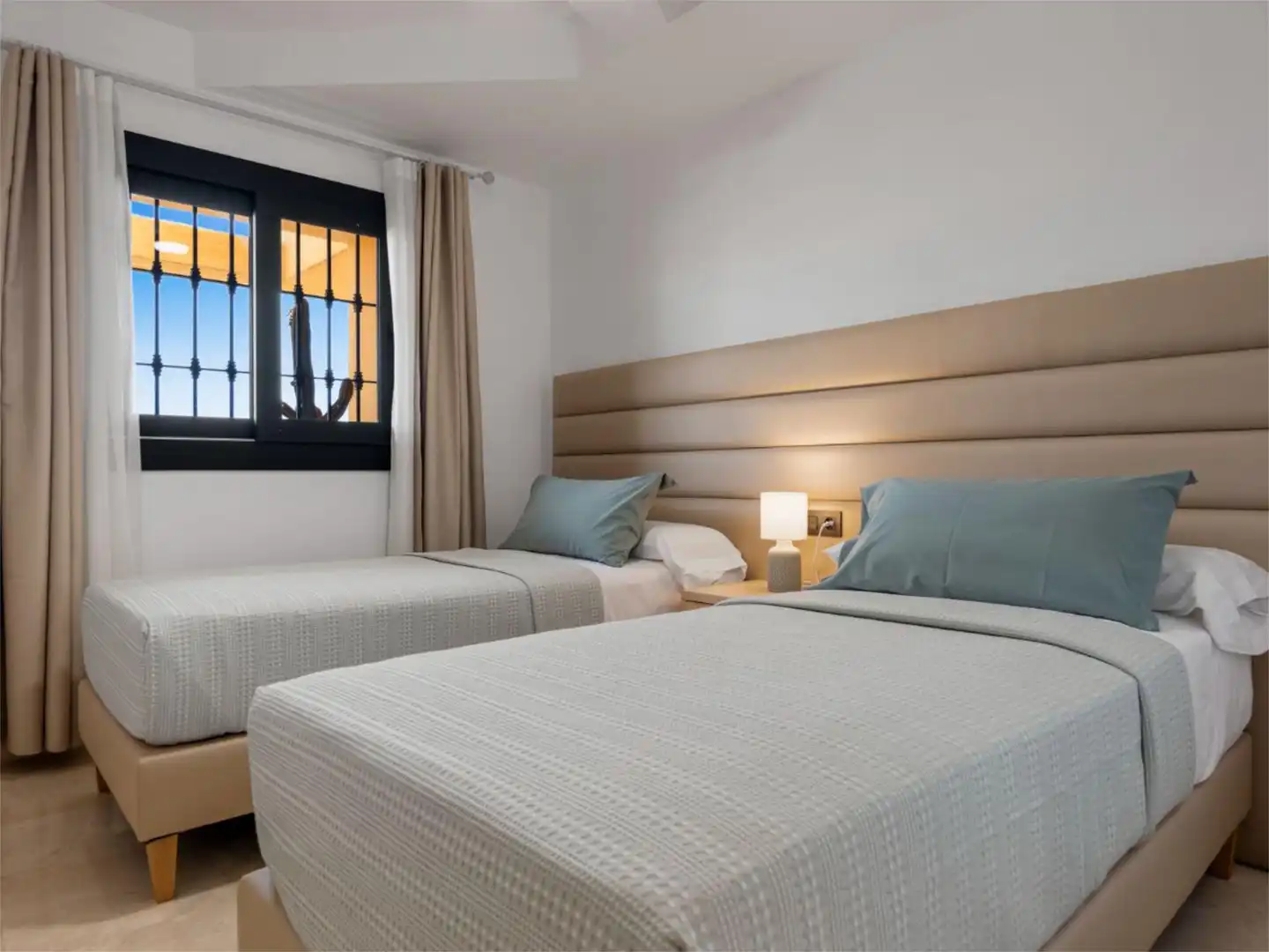 Dúplex en venda a Calle Alpandeire, 11, La Concha - Resina Golf Dormitori de Dúplex en venda en Estepona amb Aire condicionat, Calefacció i Terrassa