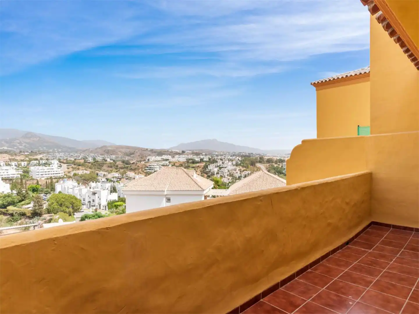 Dúplex en venda a Calle Alpandeire, 11, La Concha - Resina Golf Vista exterior de Dúplex en venda en Estepona amb Aire condicionat, Calefacció i Terrassa